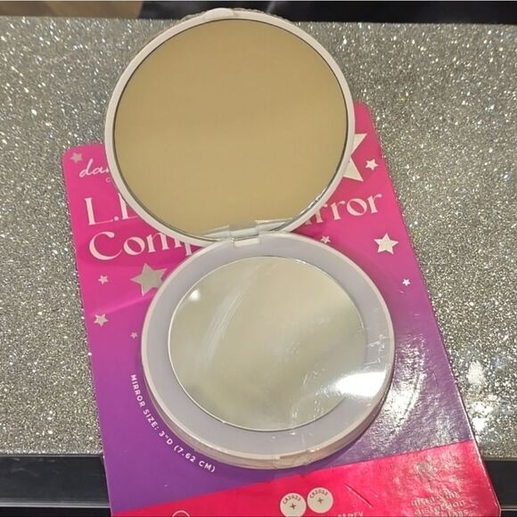 Danielle Creations 5X LED Rhinestone Heart Compact Mirror - Picture 5 of 6